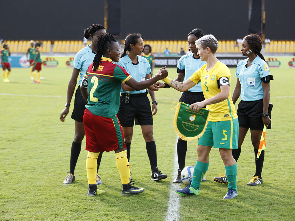 Echange de fanion cameroun Afrique du Sud